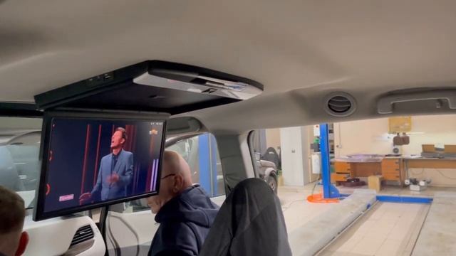 Toyota Sienna - дополнительная мультимедиа + потолочный монитор + доводчики дверей смотреть онлайн