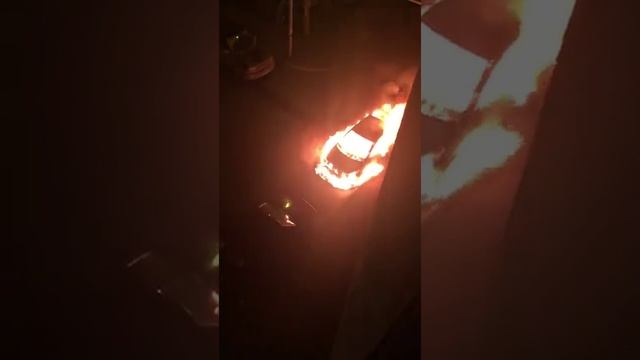 Поджог машины, Волжский, Карбышева, 22.12.15 (Иван Стоянов) смотреть онлайн