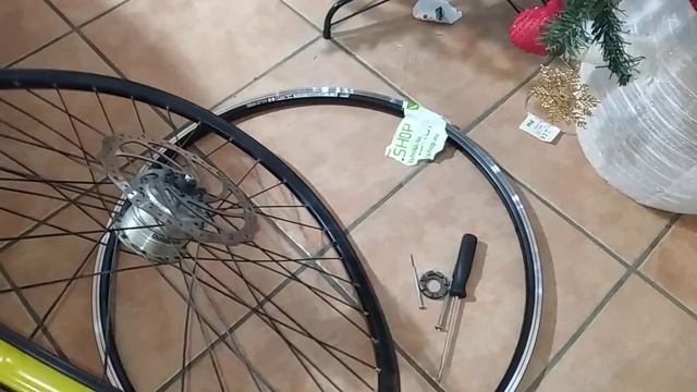 Замена обода в день Рождества/Replacing a rim on Christmas Day смотреть онлайн