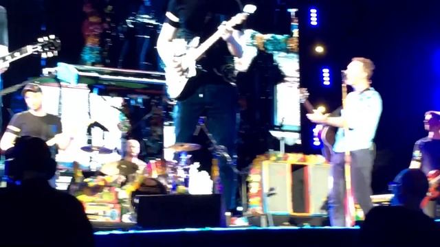 Coldplay w/ Michael J Fox - Earth Angel and Johnny B. Goode смотреть онлайн