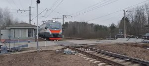 ЭП2Д 0077 проезжает переезд около станции Снегири Рижское направление (11.11.2023).