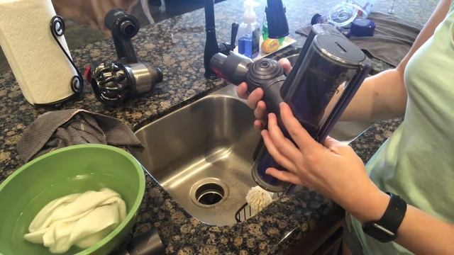 HOW TO CLEAN THE DYSON V8 CORDLESS VACUUM | CLEAN #WITHME | Brittany Serrato смотреть онлайн
