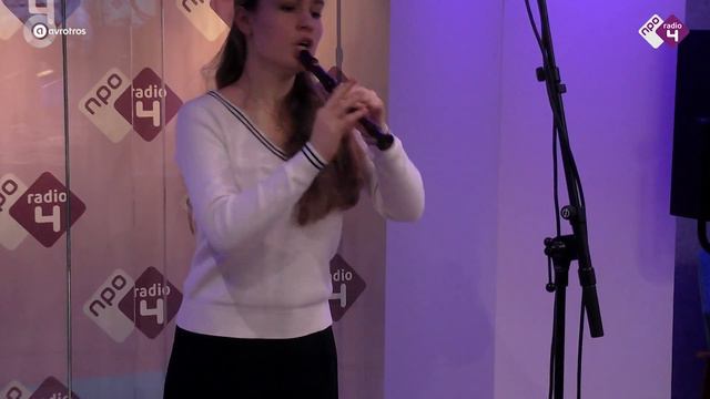 Bachs 'Badinerie' door blokfluitiste Lucie Horsch | Vrij Spel ♬ | De Muziekfabriek смотреть онлайн