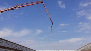 Подготовка бетононасоса к работе. Раскладка бетононасоса на стройплощадке.mp4