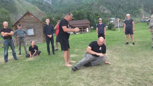 Как легко БЕЗ СИЛЫ опрокинуть человека с ударом в ПАХ СПЛЕТЕНИЕ ГОРЛО ГЛАЗА ... ВАКУУМНЫЙ УДАР смотреть онлайн