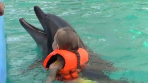 Есения плавает с дельфинами ? Дельфинарий «Акварель» в Скадовске ?Children Swim with Dolphins?