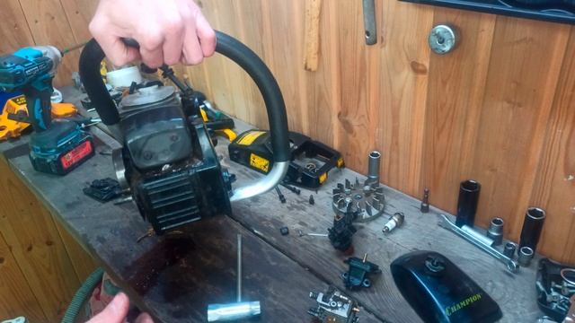 Переливает бензин в бензопиле смотреть онлайн