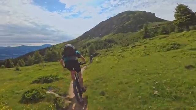 Traversing the Alps on a Mountain Bike - A Scenic Journey смотреть онлайн