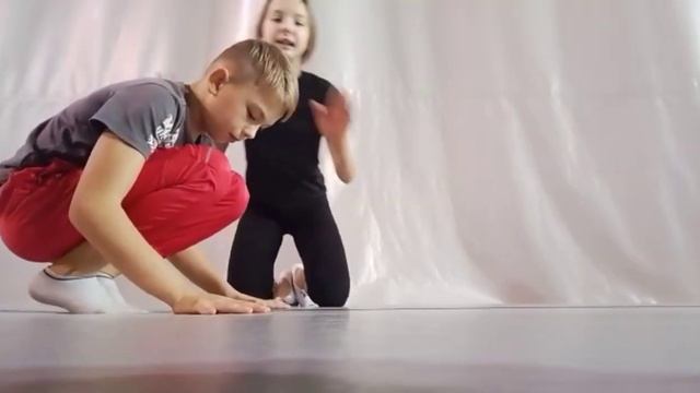 Как научится кувырок ВПЕРЁД? смотреть онлайн