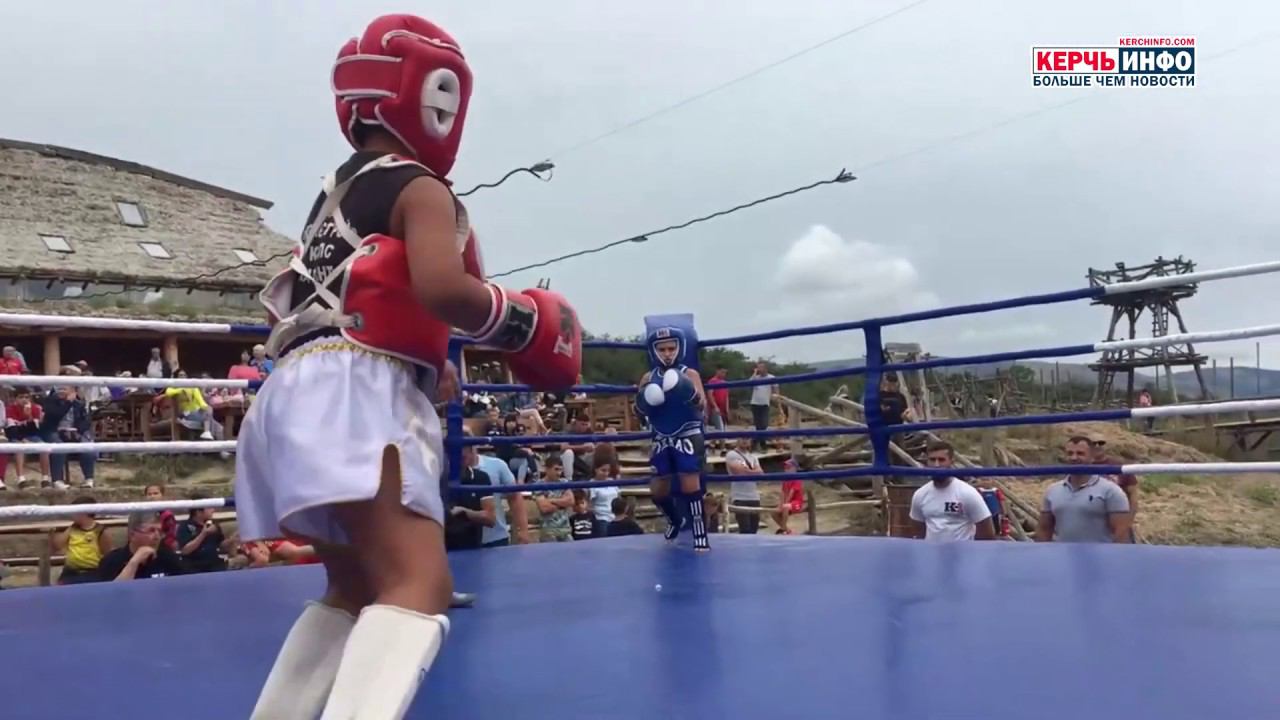 Юный керчанин одержал победу в соревнованиях по кикбоксингу смотреть онлайн
