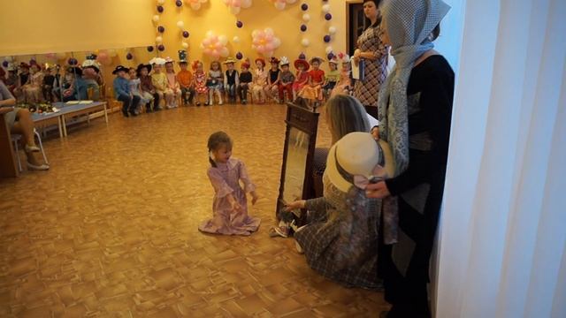 Дефиле шляп Старшая группа А Колокольчик смотреть онлайн