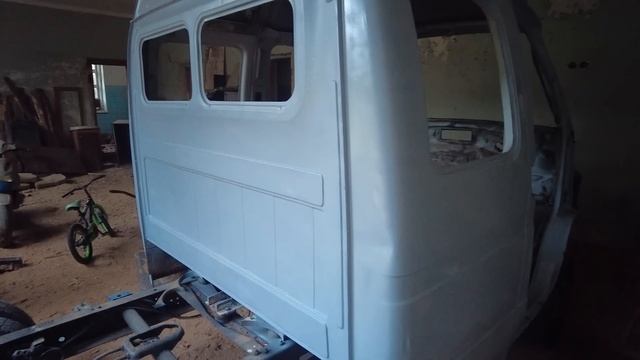 Оживление сгнившей ГАЗЕЛИ!! Обработали и покрасили кабину!!! смотреть онлайн