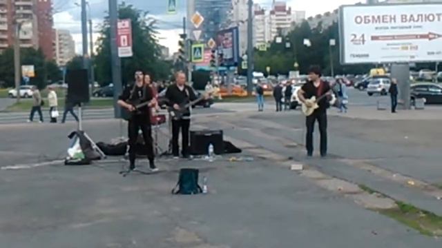 Почему такие таланты играют на улице? ((( смотреть онлайн