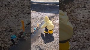 Малыш упал в воду