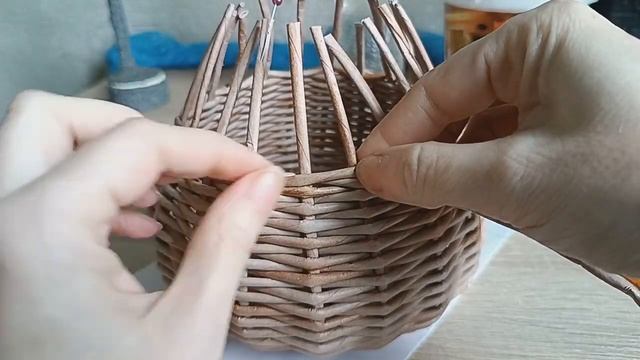 Как я плету ПУЗАТИК горшочек БЕЗ ФОРМЫ/плетение из бумаги смотреть онлайн