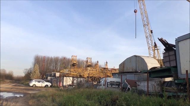Склад башенных кранов. Как отдыхают краны старички. Tower crane warehouse смотреть онлайн