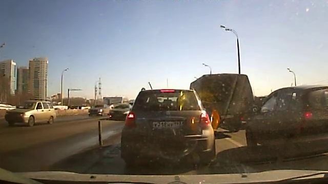 Придурок на дороге смотреть с 2:50 минуты! смотреть онлайн