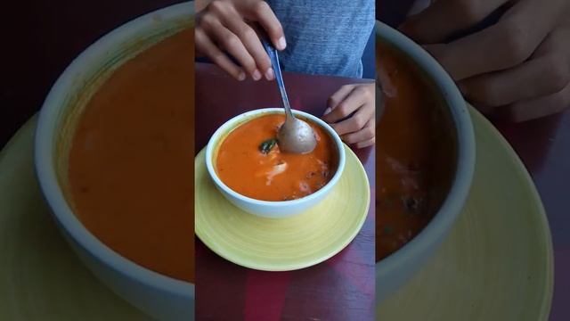 Томатный крем-суп с лапшойи морепродуктами.