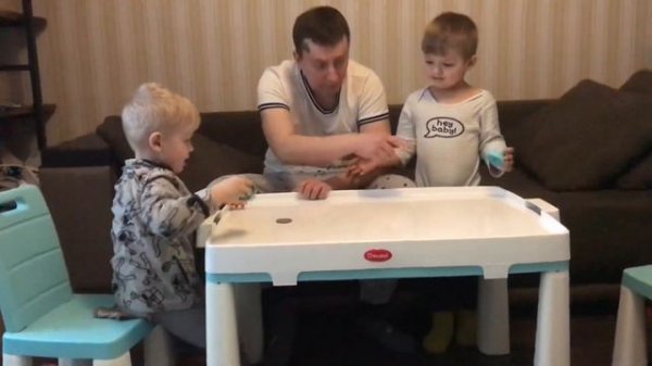 SashaMisha грають в аерохокей Doloni