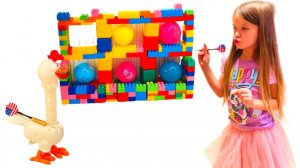 Полина играет с Даша  день детских игр и делают соревнования