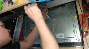 Телевизор Mystery MTV-3217LW сам убавляет звук. Устраню поломку и покажу причину.