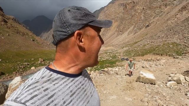 Слабонервным не смотреть! Самое опасное ущелье Джууку. Kyrgyzstan смотреть онлайн