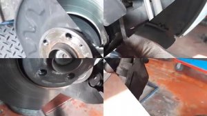 Замена передних тормозных колодок Skoda Rapid