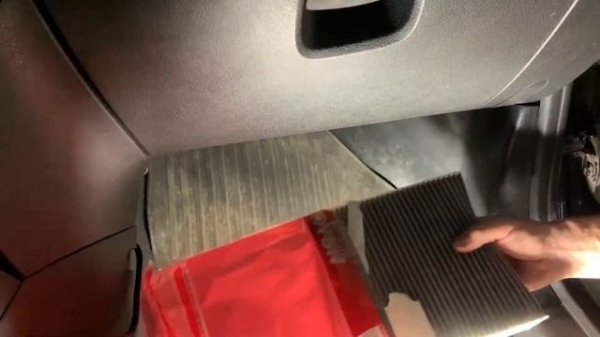 Замена фильтра салона на автомобиле Лада Хрей (Lada Xray)