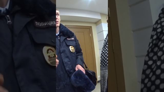 Прокурор вызвал на девушку несколько нарядов полиции смотреть онлайн