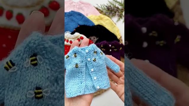 ? навязала ? миниатюрная одежда для кукол и игрушек #амигуруми #вязаныеигрушки #паоларейна #вязание смотреть онлайн
