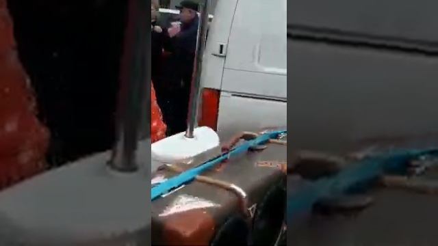 Дед Мороз верхом на ванной смотреть онлайн