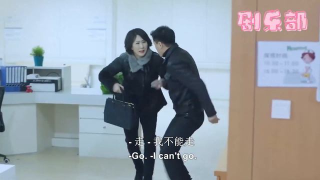 歹徒搶錢進醫院挾持病人，愚蠢男醫生竟把槍踢給歹徒，直接害死了一條人命 смотреть онлайн