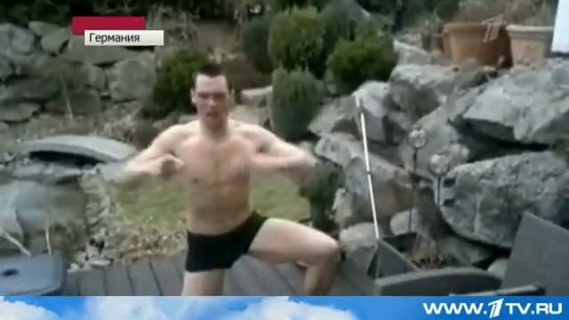 Прикол!Чувак прыгнул в бассейн со льдом.я поржал смотреть онлайн