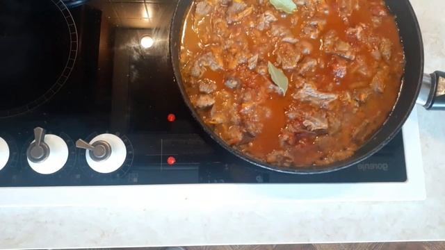 Ароматнейший гуляш с картофельным пюре смотреть онлайн