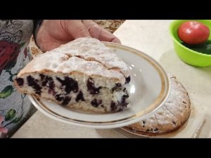 Шарлотка с замороженной черникой (очень вкусно)!!!