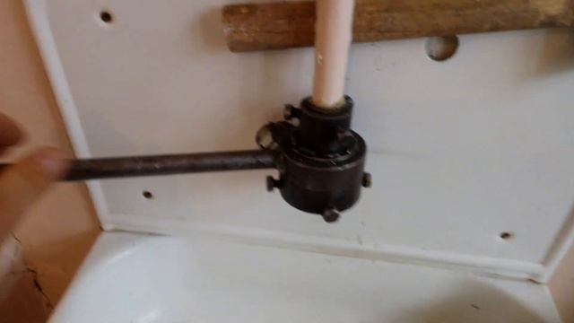 Замена крана на сгнившем стыке трубы. Как обойтись без сварки. смотреть онлайн