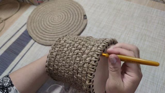 Корзиночка из джута крючком,в сочетании с макраме декором. Привлекает внимание гостей. Мастер-класс смотреть онлайн