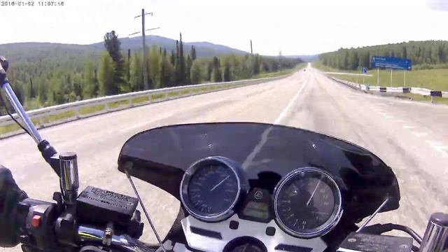 Yamaha XJR разогнал до 220 на 4-й передаче смотреть онлайн