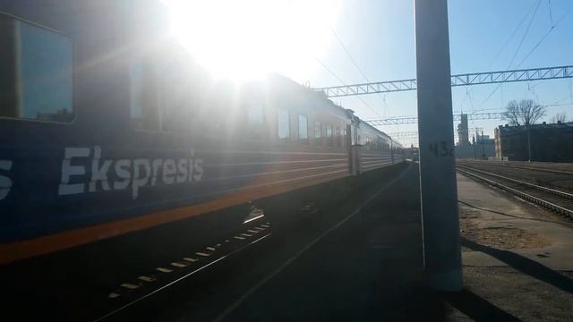 (LDZ)ТЭП70-0204 покидает ст.Рига-Пасс.с поездами "2"Рига-Москва и "38"Рига-Петербург смотреть онлайн