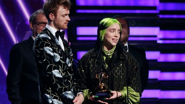 Брат Билли Айлиш заступился в Сети за сестру и родителей смотреть онлайн