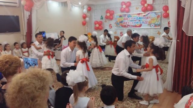 Танец пап и дочек. Выпуск в школу 2017. смотреть онлайн