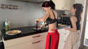 Шлепают друг друга на стриме