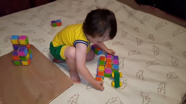 ☺Кубики с шипами Blocks intelligence строим башни, стол и стульчик Playing with blocks смотреть онлайн