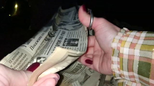 I'm cutting old newspapers with scissors (rustling). Я режу ножницами старые газеты (шуршание) смотреть онлайн