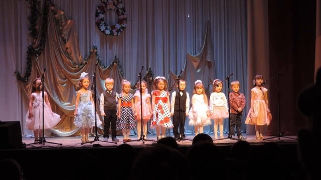 Младшая вокальная группа "Капельки" - Любимой маме смотреть онлайн