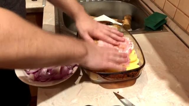 Рецепт Свинины с картошкой и сыром в духовке. Три свиньи в свинью, готовят свинину. .. смотреть онлайн