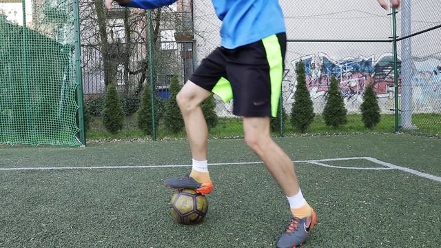 ЛЕГКИЕ Финты СПИНОЙ | КАЖДЫЙ НАПАДАЮЩИЙ ДОЛЖЕН УМЕТЬ ИХ | Обучение футбольным финтам смотреть онлайн