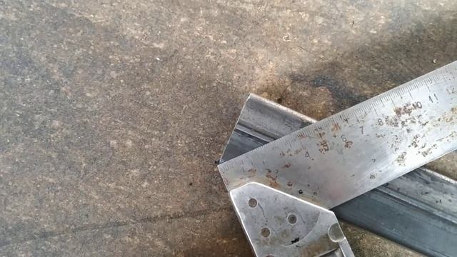 РежЕм болгаркой профиль под 45 градусов и получаем хрень.