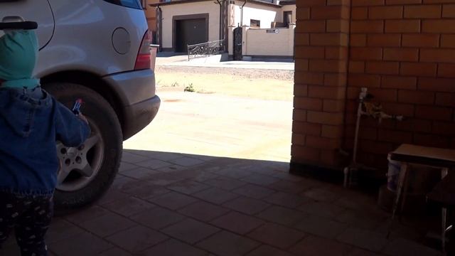 CHLOG Гуляем во дворе с Ромой. Рома оплатит счёт за электричество. Приехала мама. Самокат и батут. смотреть онлайн