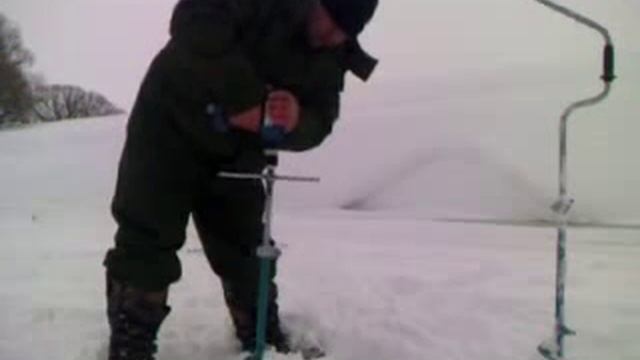 Бурение лунки с использованием шуруповёрта .mp4 смотреть онлайн